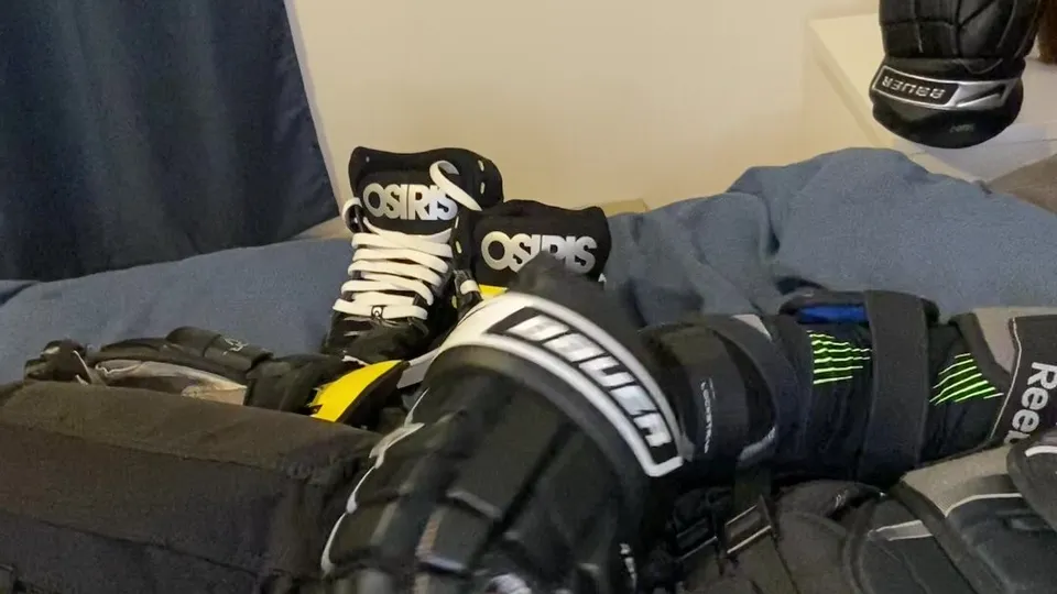 Wank in hockey gear - ThisVid.com