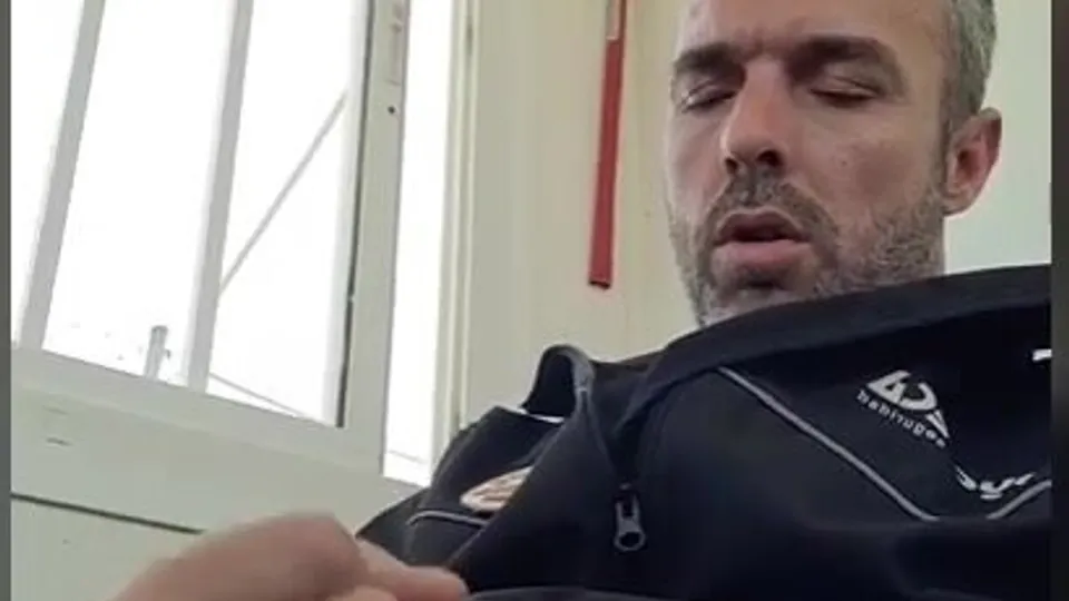 Wanking and cumming at work - ThisVid.com