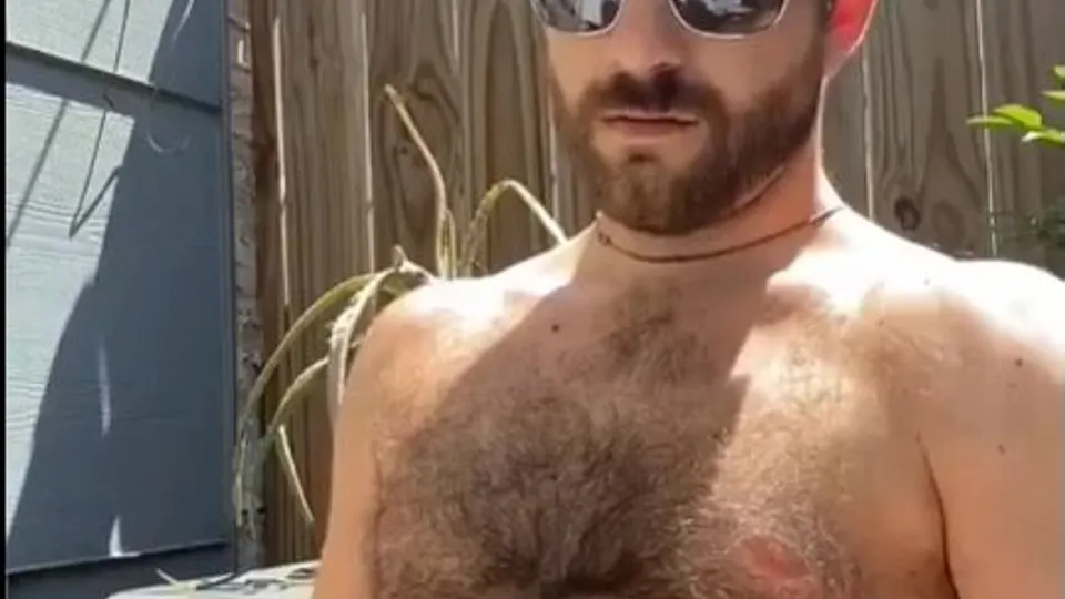 Wanking in his backyard - ThisVid.com