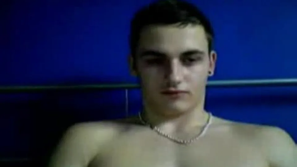 Ragazzo britannico della webcam viene con i ragazzi della confraternita