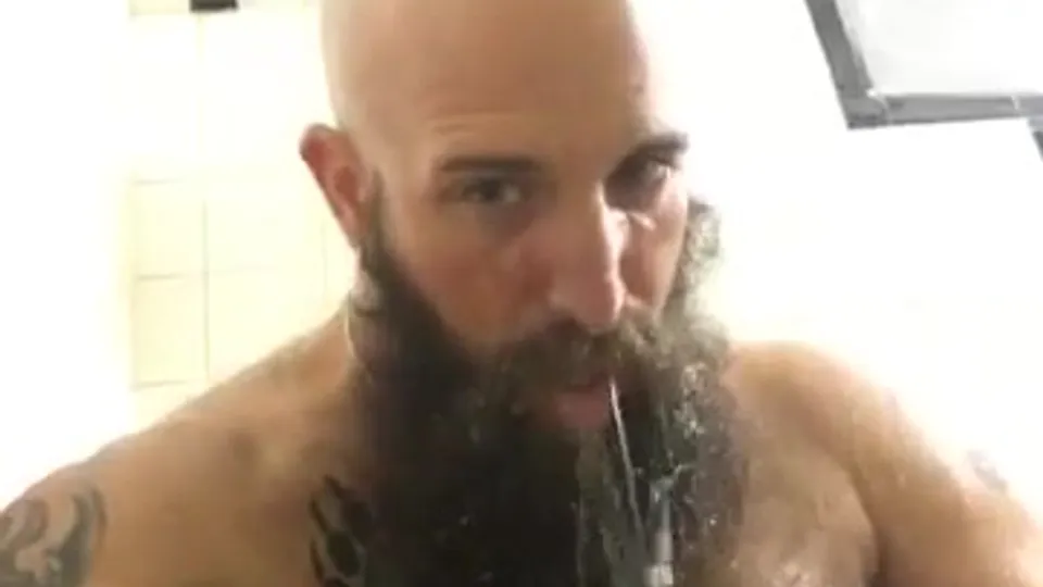 Wetting beard with piss - ThisVid.com
