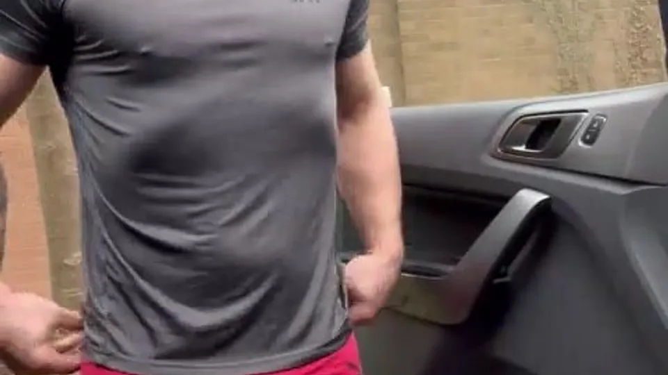 Worker Goes Commando - ThisVid.com