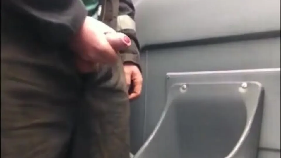 Worker piss and wank in public toilet - ThisVid.com