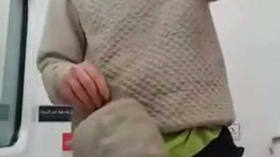 Worker with big uncut cock takes jo break