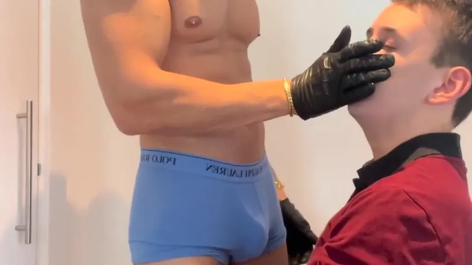 Worships young muscles - ThisVid.com