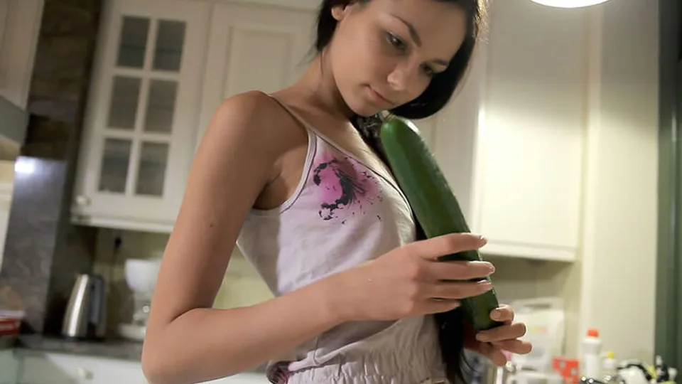 Wow Girls - Jasmin - Unreal Cucumber 