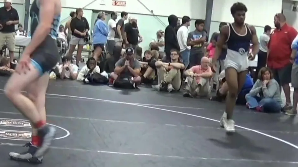 Wrestler with a HUGE boner - ThisVid.com