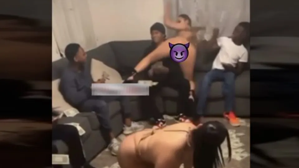 청소년 남자아이들이 스트리퍼 파티에 깜짝 등장