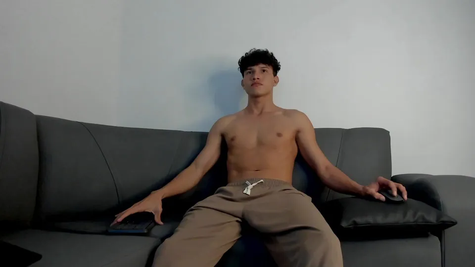 Yizus_bonz webcam show on 20250824 CB