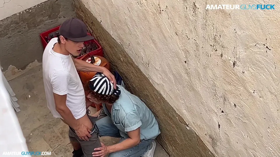 Young amateur duo caught plumbing in the street… so damn real!
