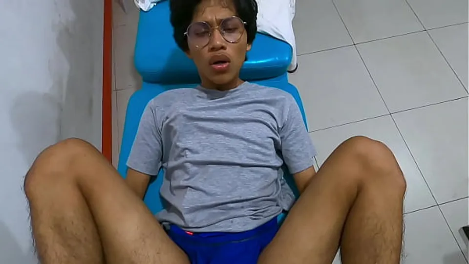 Young AMAZONICO spreads her legs to penetrate him