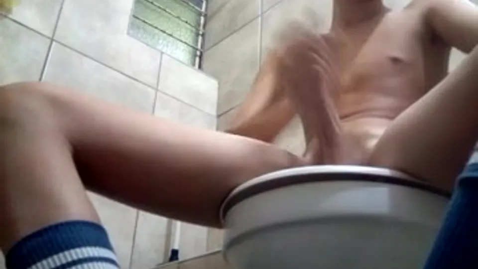 Young blond shits and strokes - ThisVid.com