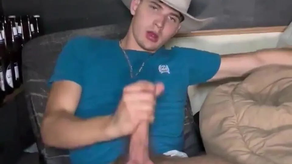 Young cowboy jerking his meat on his couch - ThisVid.com