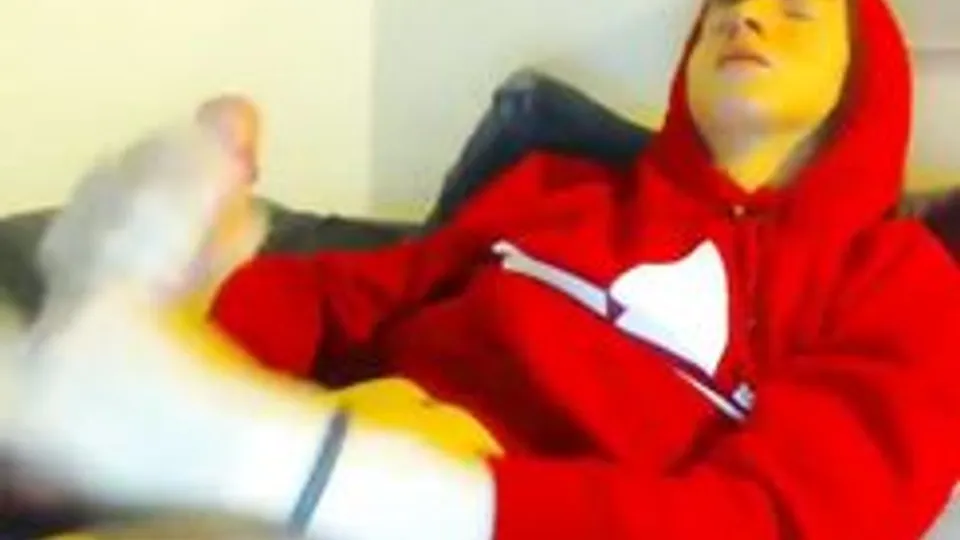 YOUNG DUDE FAT DICK NUTS