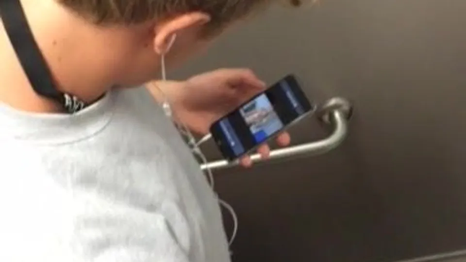 Young dude masturbating in the toilet - ThisVid.com