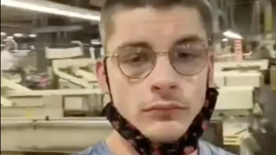 Young employee jerks in warehouse & cums while on break - ThisVid.com