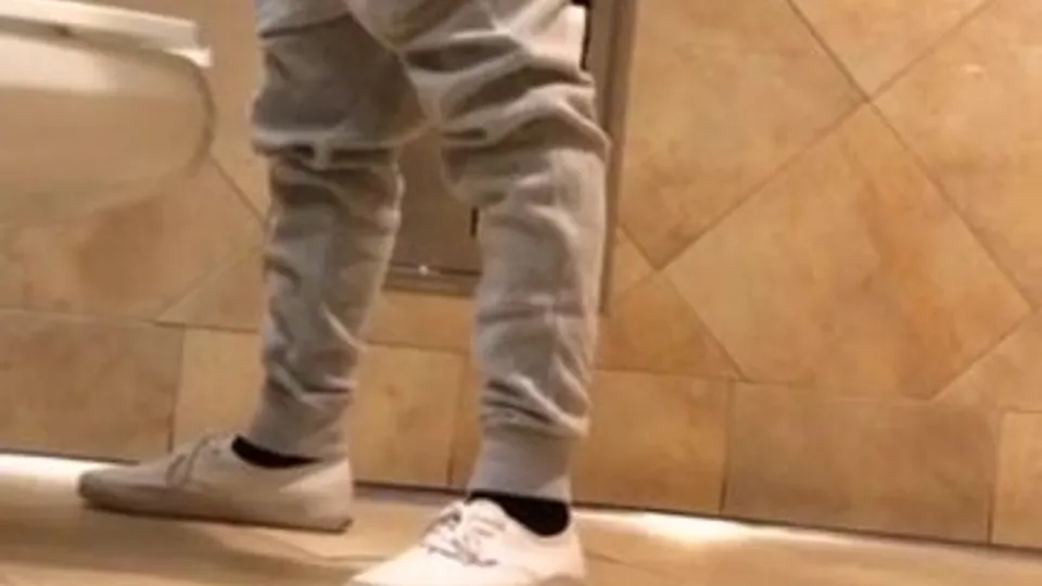 Young fit stud checks surroundings before cumming - ThisVid.com