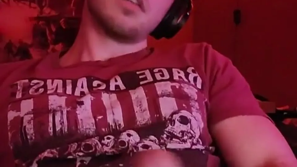 Young gamer jock jerking his big dick & cumming - ThisVid.com