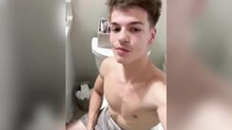 Young Hotty Likes to Show Off