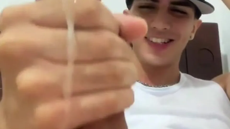 Young jock strokes his dick in his bed & cums - ThisVid.com