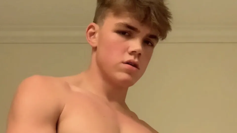 Young muscle jock stroking his cock & cummin - ThisVid.com