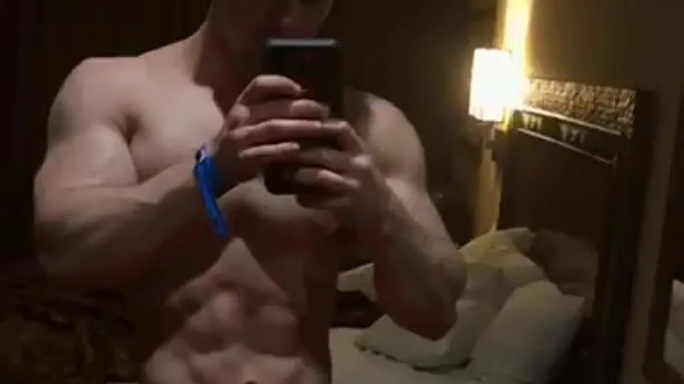 Young muscle stud flex - ThisVid.com