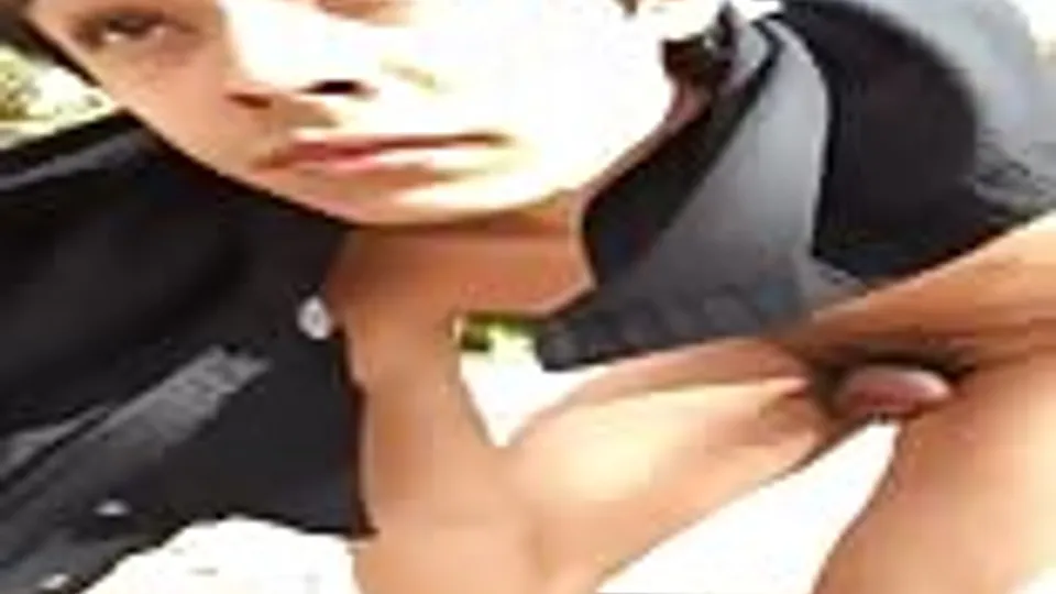 Jóvenes nudistas en público