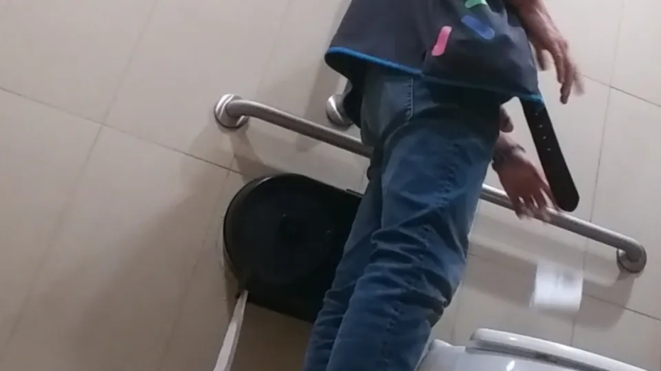 Young pisser - video 2 - ThisVid.com
