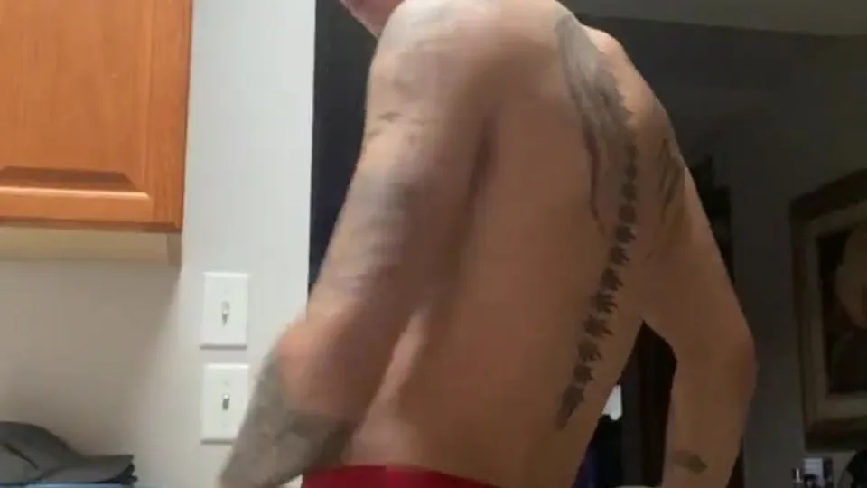Young str8 redneck shows off his body and heavy dick - ThisVid.com 中文