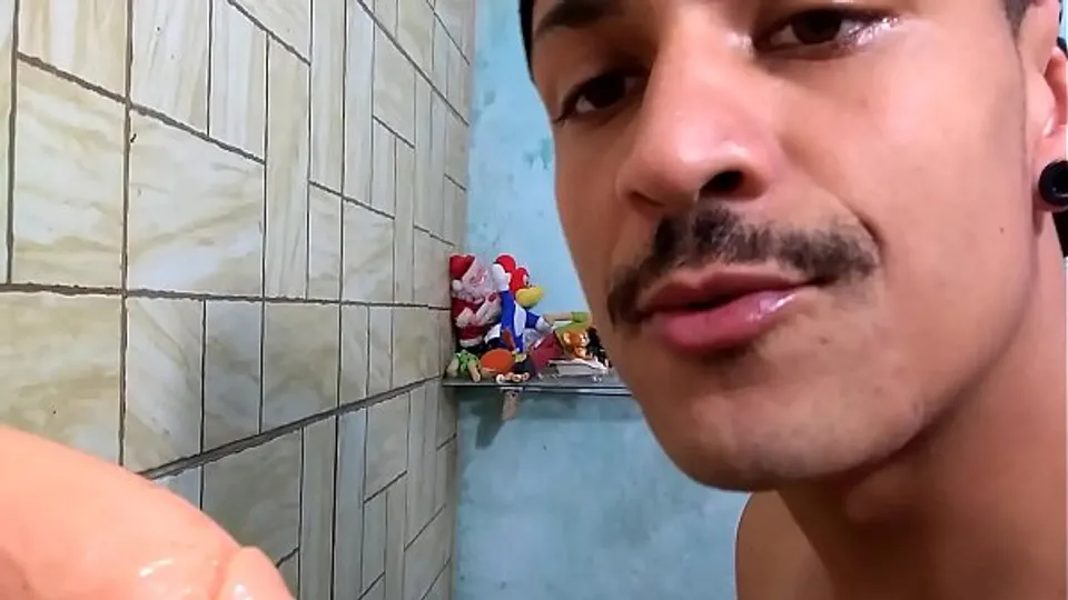 YOUTUBER TEACHING HOW TO SUCK A DICK