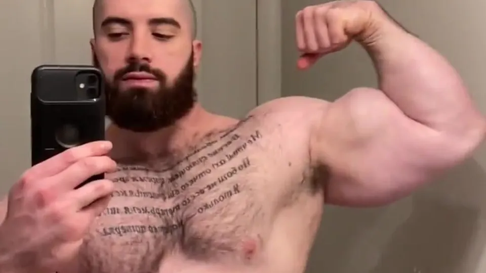 Yummy Chest and arms - ThisVid.com