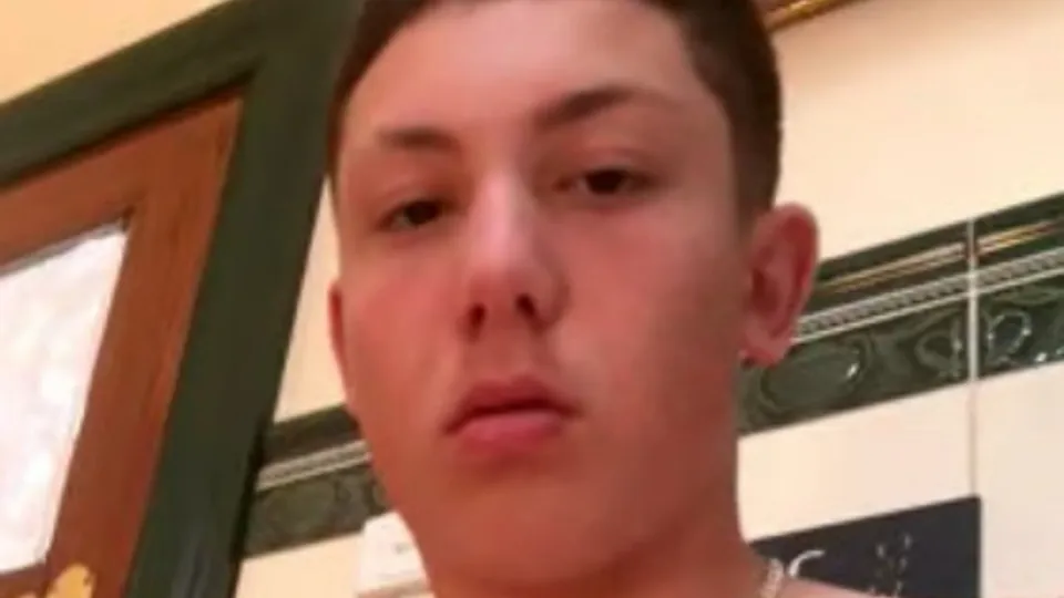 Zac, 19yo Australian Solo