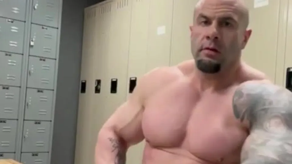 Zaddy Bodybuilder se masturbando no vestiário - ThisVid.com